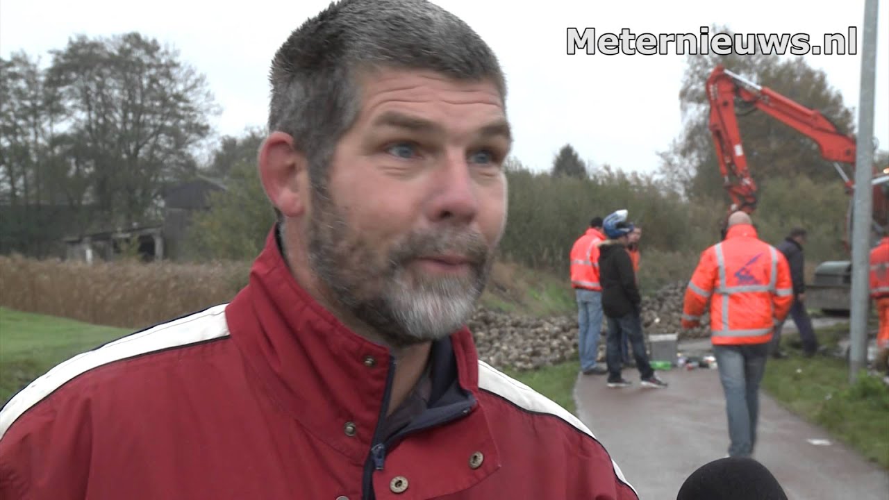 Bietenwagen haalt de bocht niet