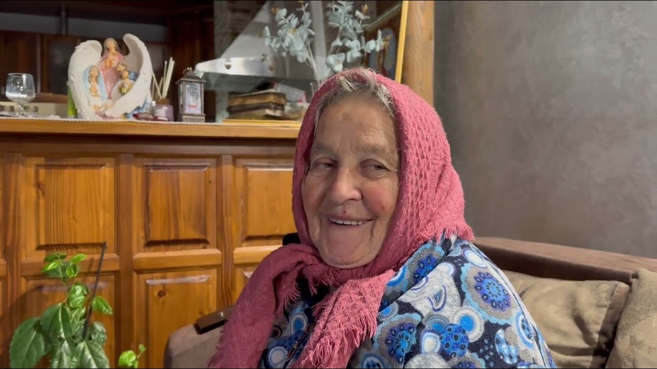 Монах-комерсант, гурка і деца коло пеца. Село Кострина, Закарпаття. Жити в горах.Захід України зараз