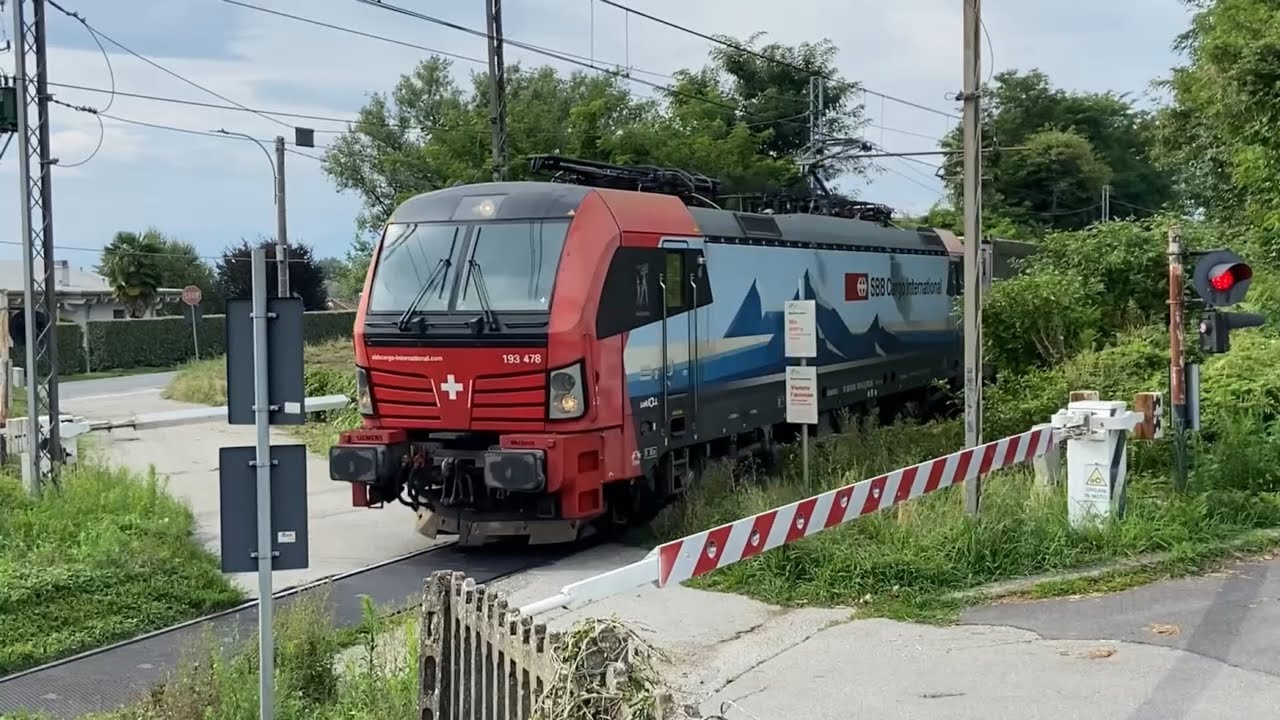 CHE FORTUNA!! un SUPER DEVIATO dal SEMPIONE che transita verso ISPRA al passaggio a livello… TRENONE