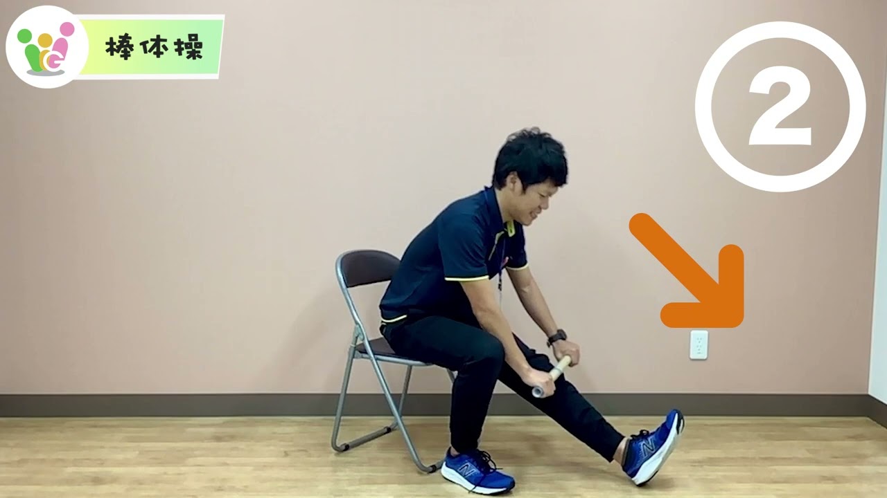 健康運動指導士と一緒に棒を使ってストレッチ♪