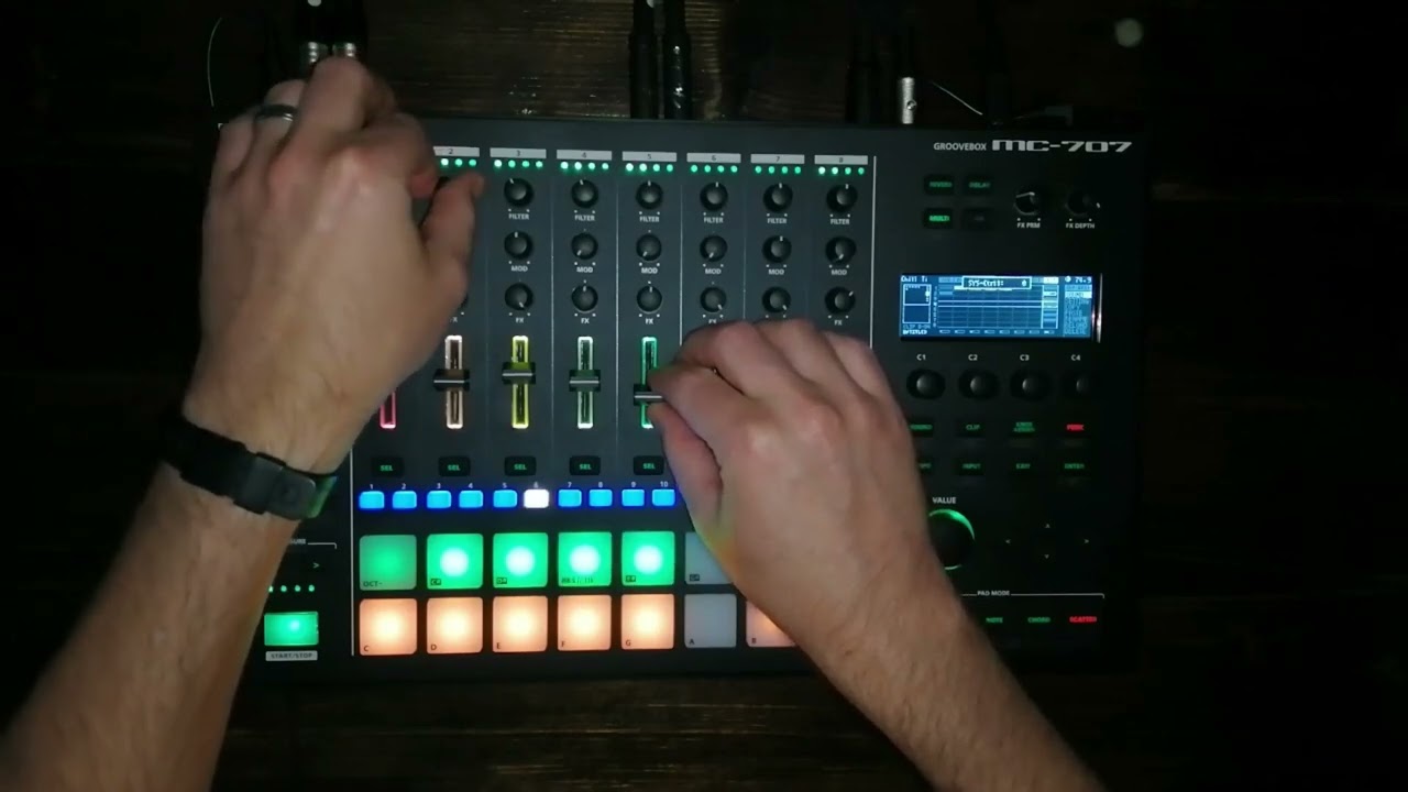 Scattered // Glitchy Synth Jam On The Roland MC 707 Groovebox // MC-707 Korg Minilogue XD // Ambient