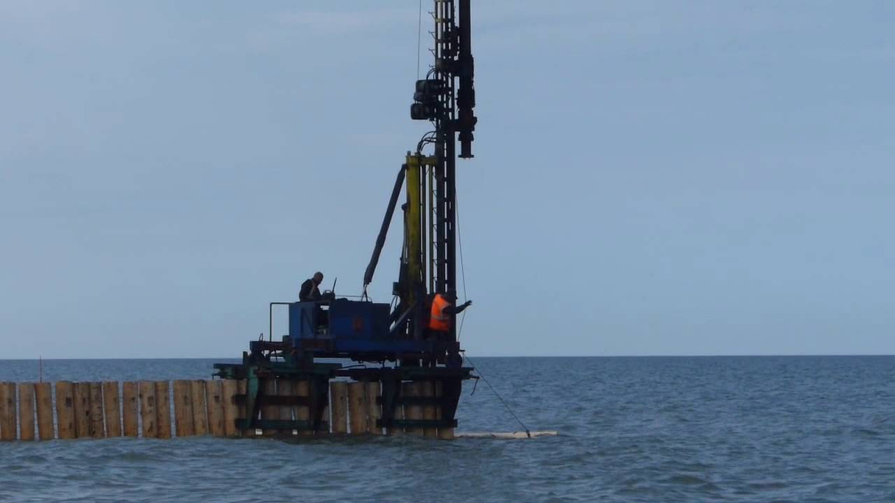 Kafar, ostrogi, falochron, Niechorze 2016, Morze Bałtyckie, Pile driver maschine at Baltic sea