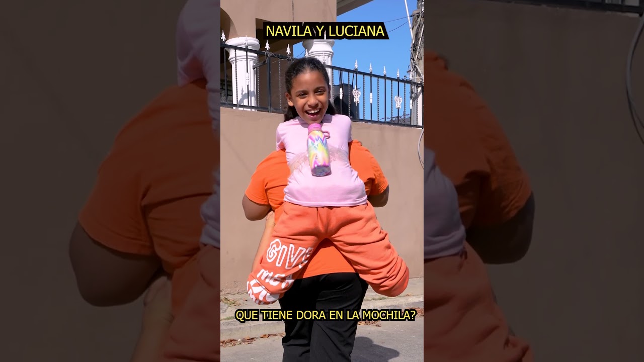 Que tiene dora en la mochila navila y luciana 