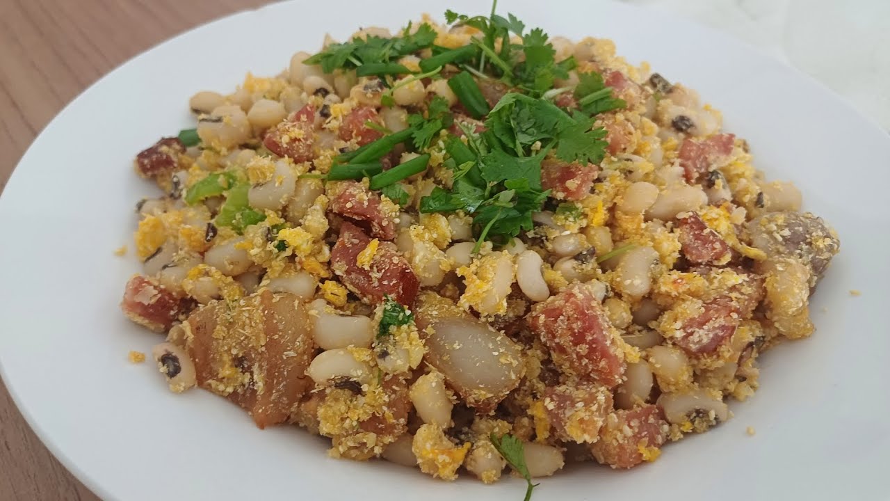 Feijão tropeiro no fogão alenha 😋  Com Jesus 🙏 