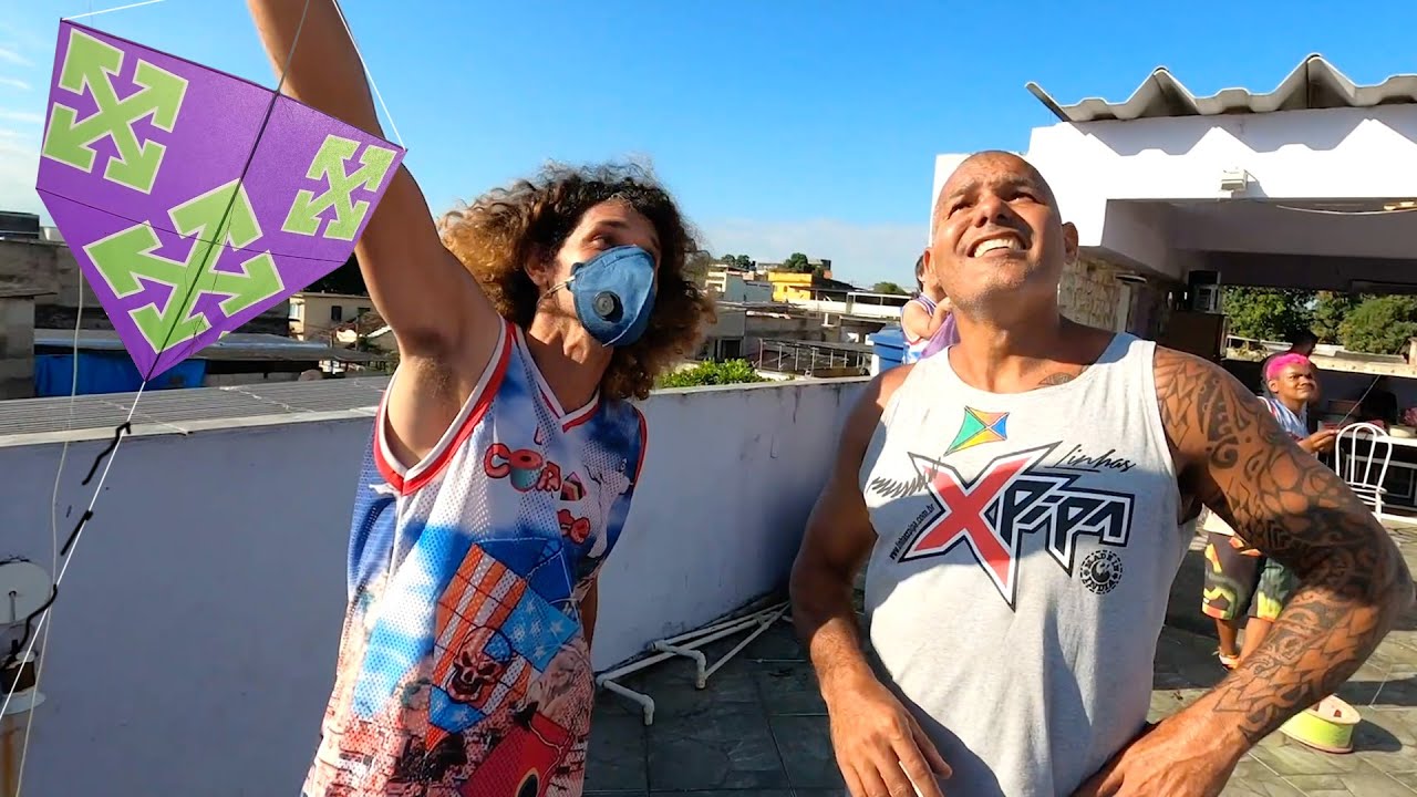 Pipa de Saco Plástico do Brow Cortou e Aparou a Pipa Foguete na Laje do Jarro
