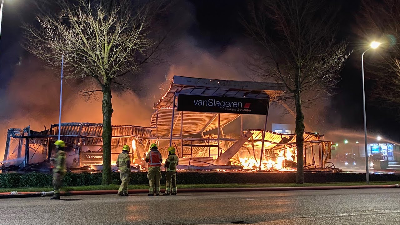 Zeer grote brand verwoest 2 bedrijven aan de Grotewallerweg in Schagen