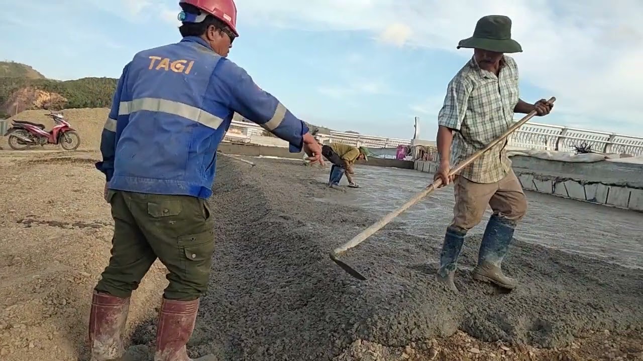 Đổ bê tông mố cầu 