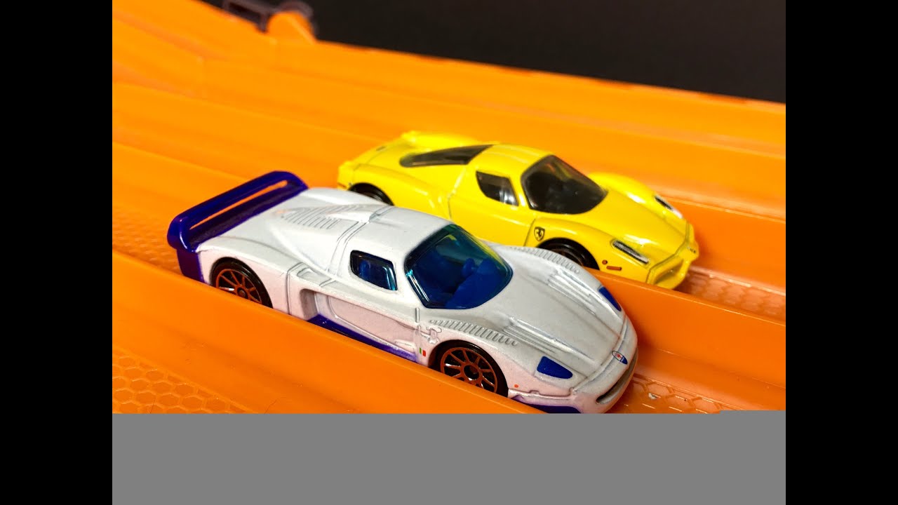 RACE: Ferrari Enzo vs Maserati MC-12 - Hot Wheels
