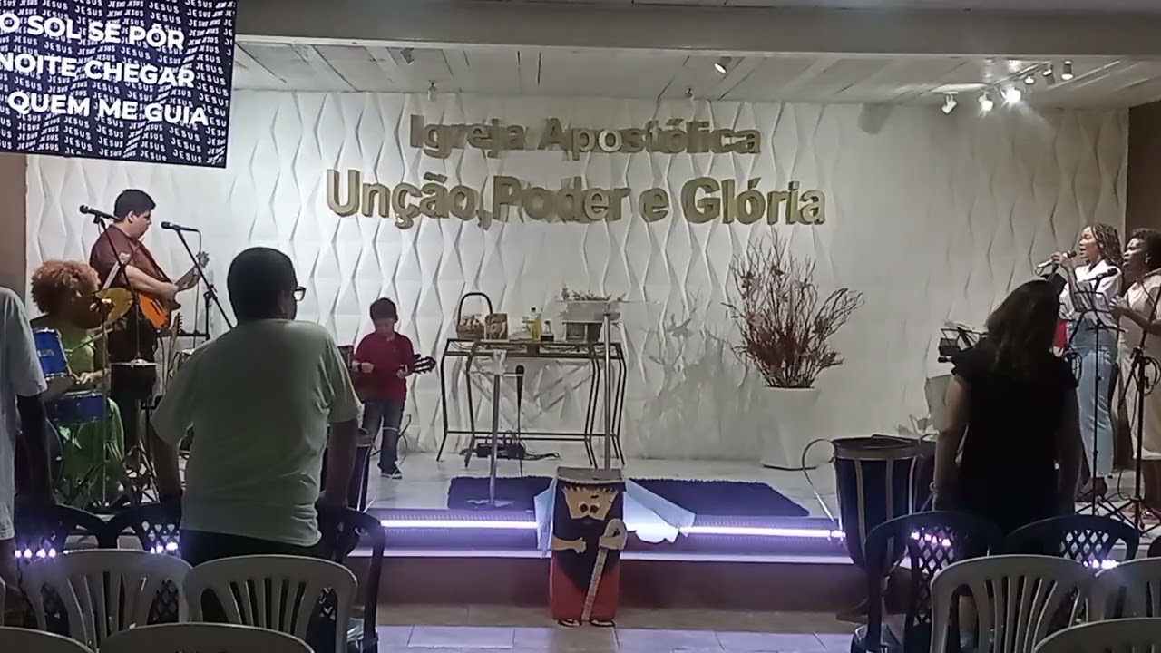 Ministério de louvor som solene adorando ao Senhor 
