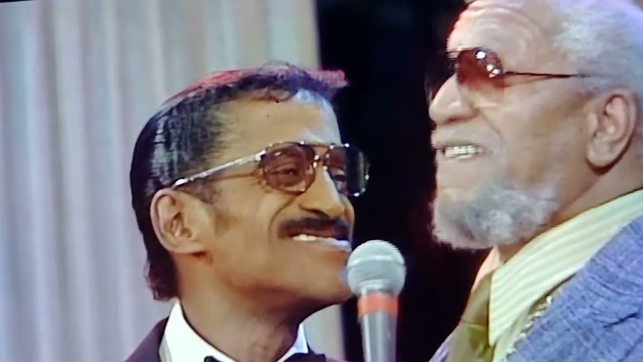 Red Foxx, Fred Sanford and Sammy Davis Jr sing together the Chicago song