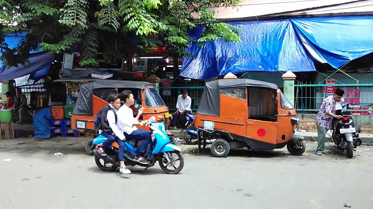 Bajaj merah warnanya