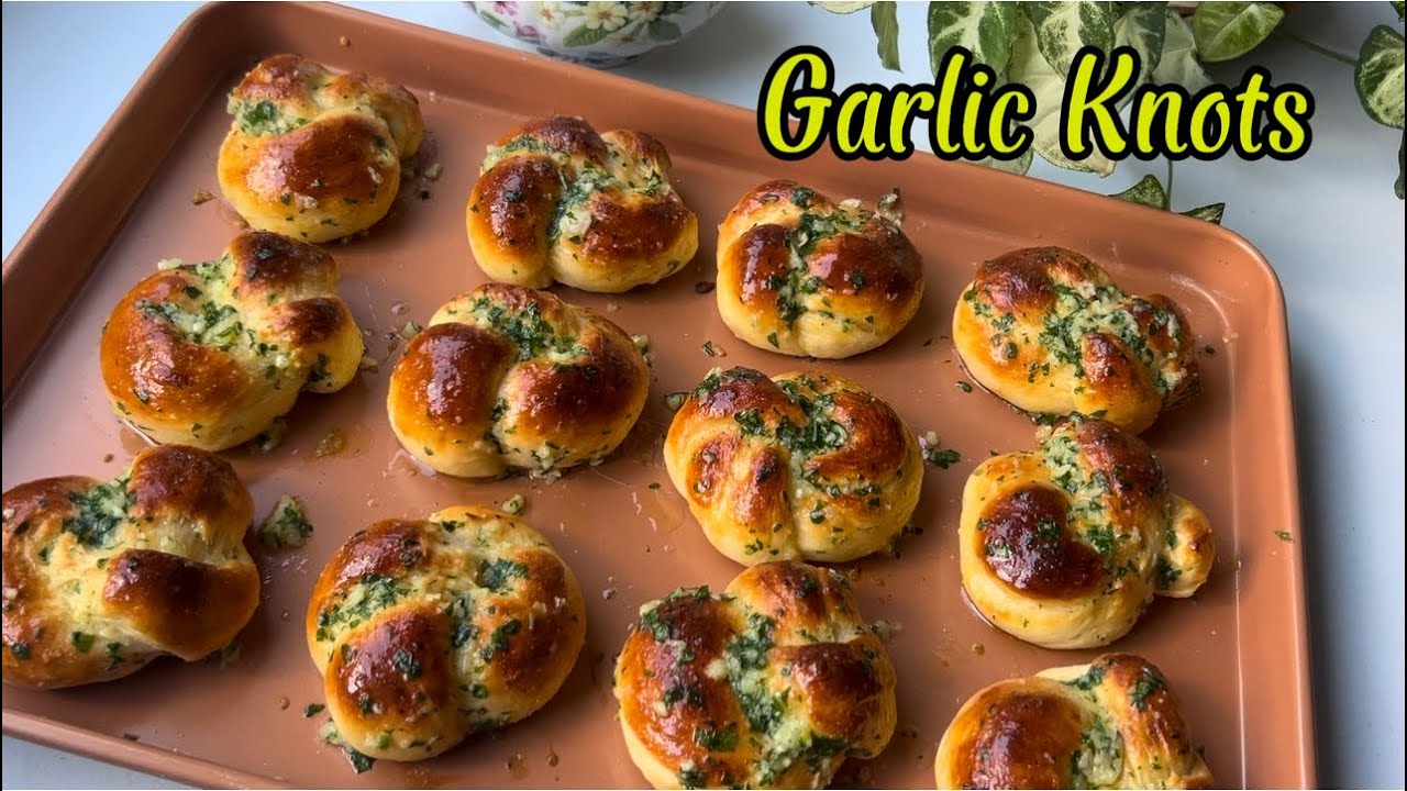 Fluff,Buttery and Golden Garlic Knots😀😋#BreadLovers#GarlicKnots#DinnerIdeas#ItalianAmerican@Eat2Feel