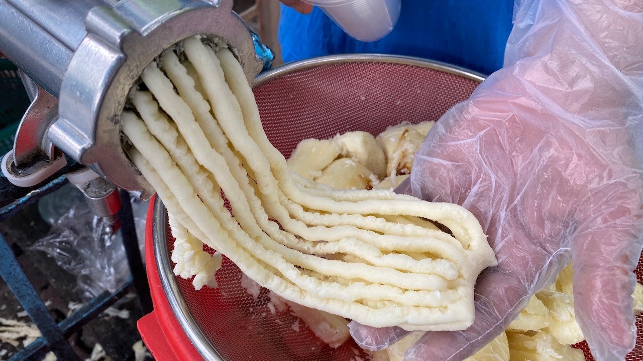 Độc đáo món khoai mì xay thành sợi ăn kèm nước cốt dừa mỡ hành siêu ngon
