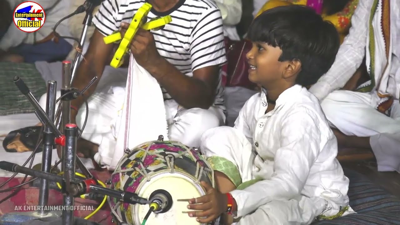 मांबेटे की कमालकी जोड़ी मां गाती रही बेटा ढोलक बजाता रहा बहुत ही सुंदर निर्गुण संगीतासरगम की आवाजमें