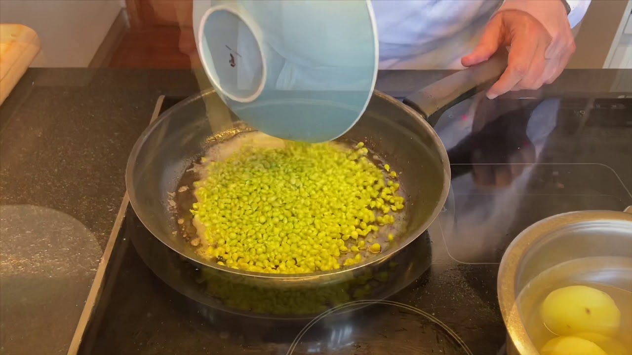 GUISANTES LÁGRIMA, HUEVO ESCALFADO Y CRUJIENTE DE PAPADA
