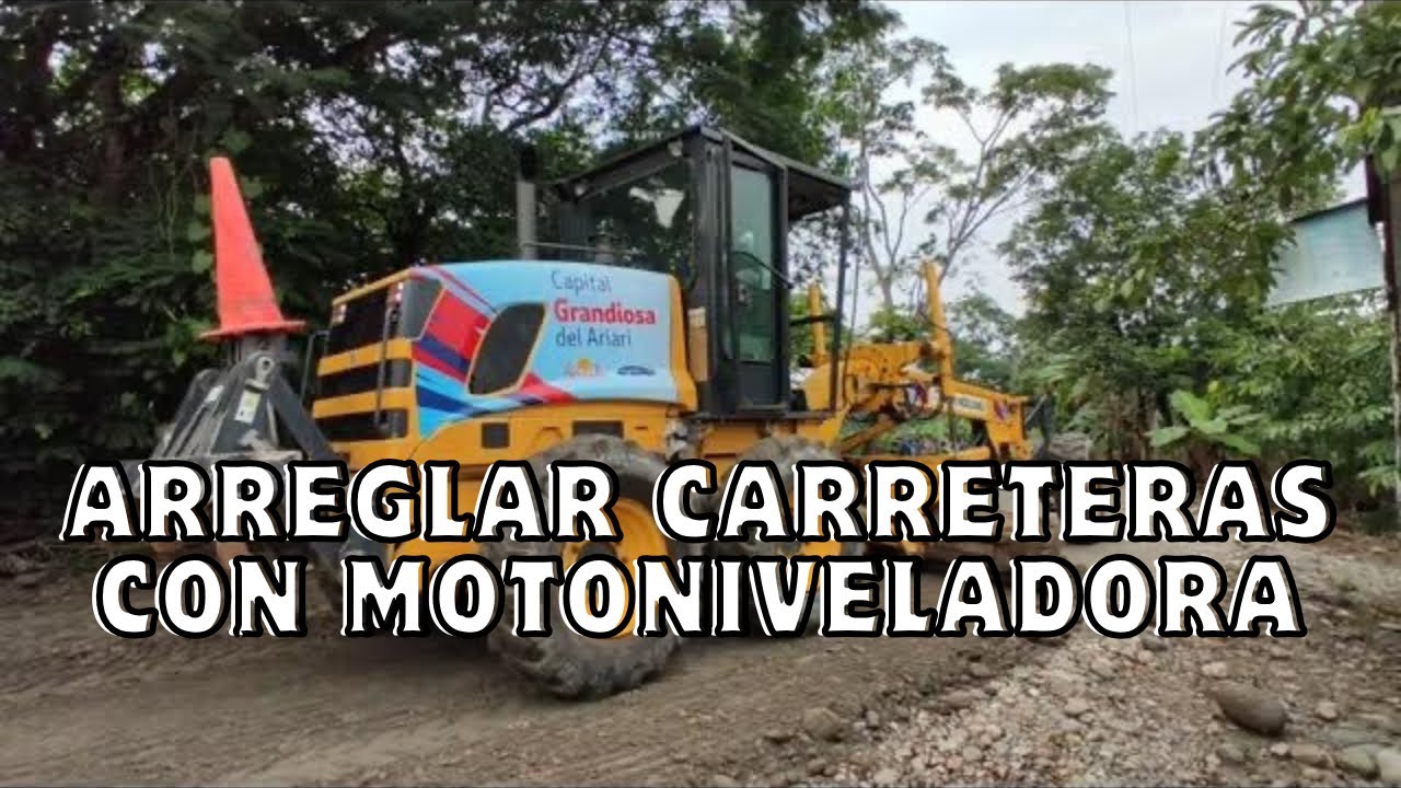 conformación de subrasante  motoniveladora regando material en via carretera & mejoramiento de vias