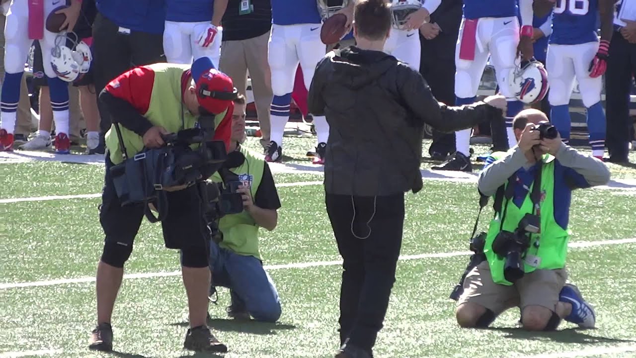 Johnny Rzeznik singing National Anthem at Buffalo Bills game