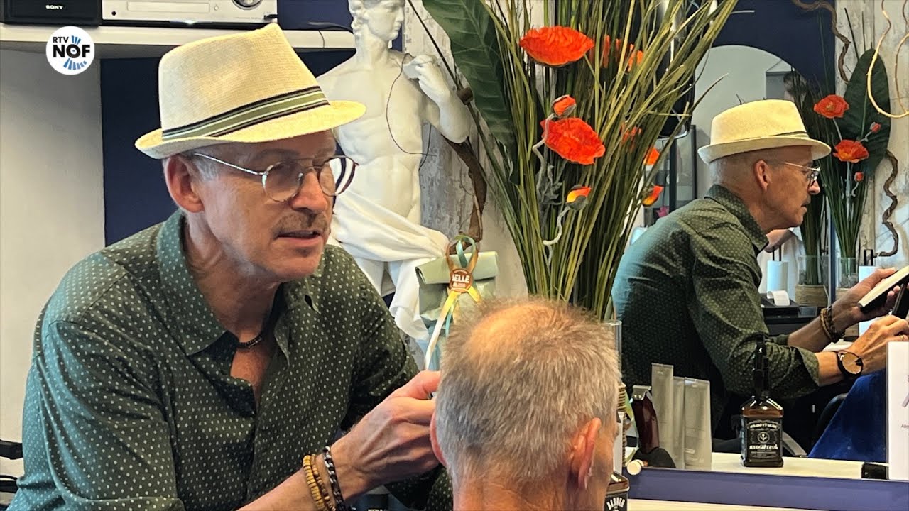 Herenkapper Egbert Bonnema uit Hurdegaryp na vijftig jaar met pensioen: 