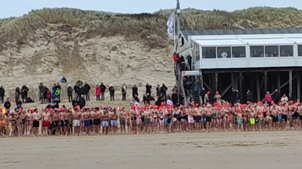Neujahrsschwimmen 2023 Zoutelande / Holland, ...de nieuwjaarsduik..., an der Nordseeküste