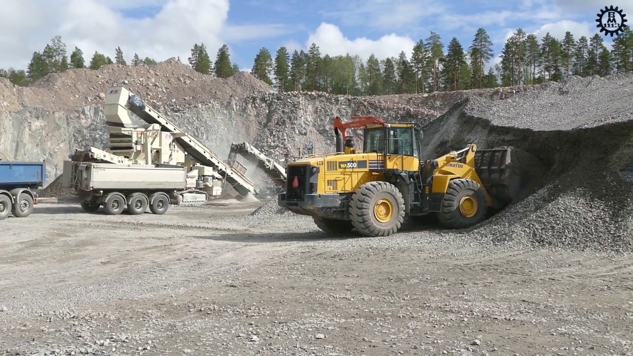 Komatsu WA500-6 loading trucks