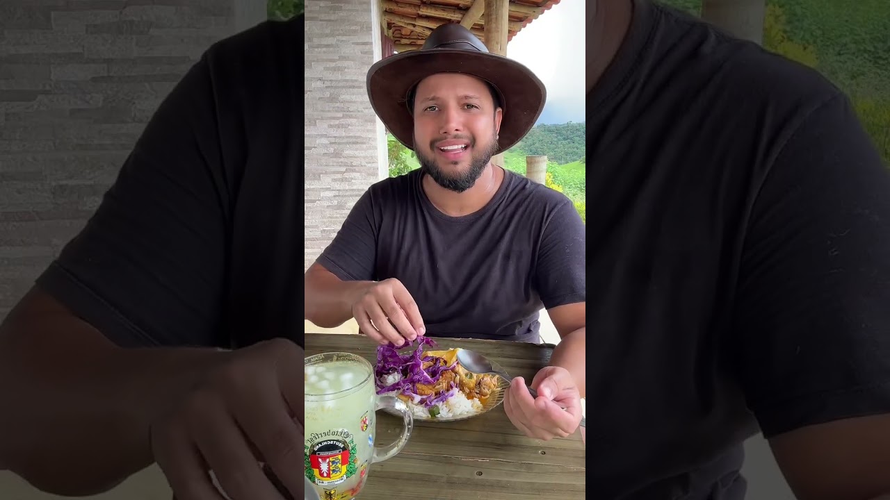 Almoço simples mas muito especial do jeitinho que eu gosto. Costelinha de porco com quiabo e angu.