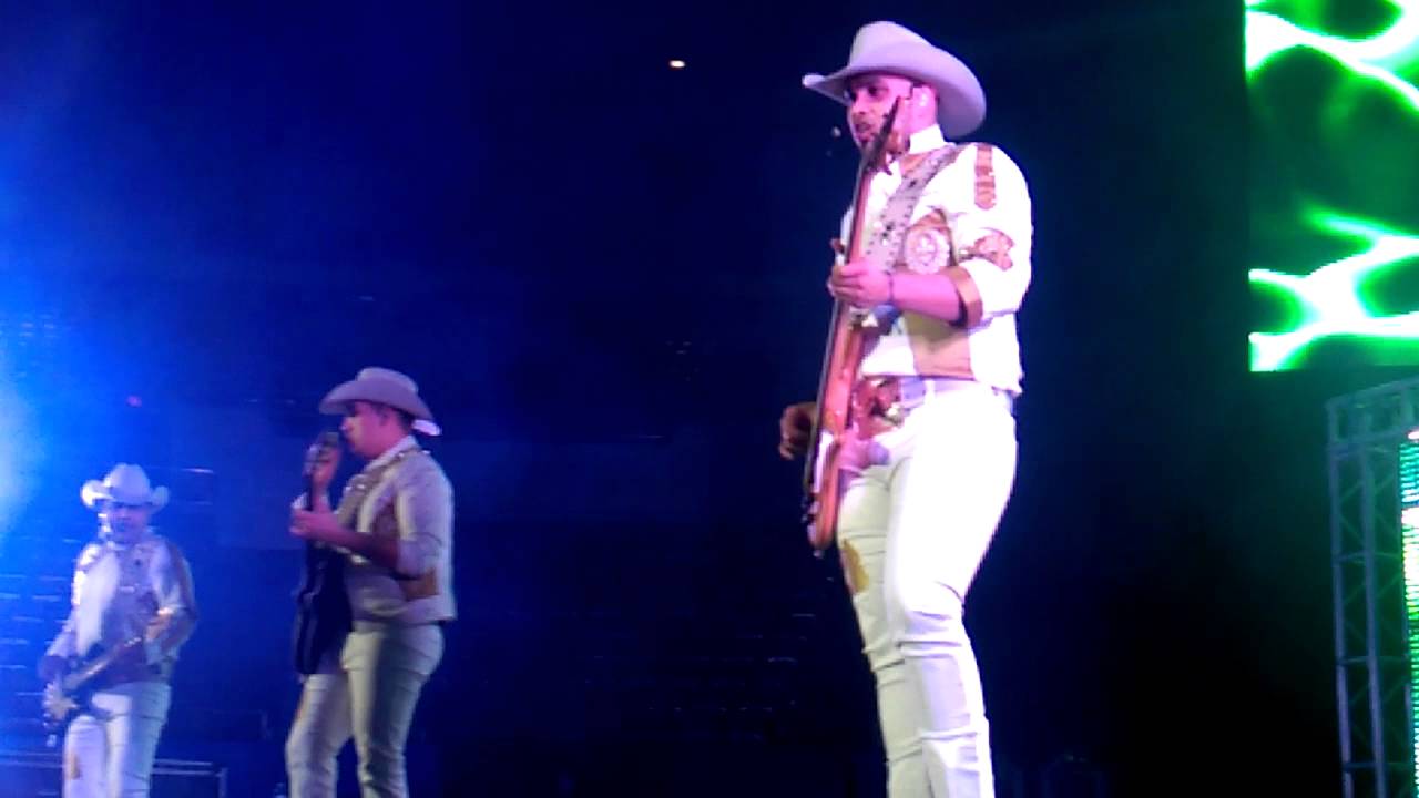 Bronco El Gigante De America Dueño De Tí En Vivo Cantala José Esparza.