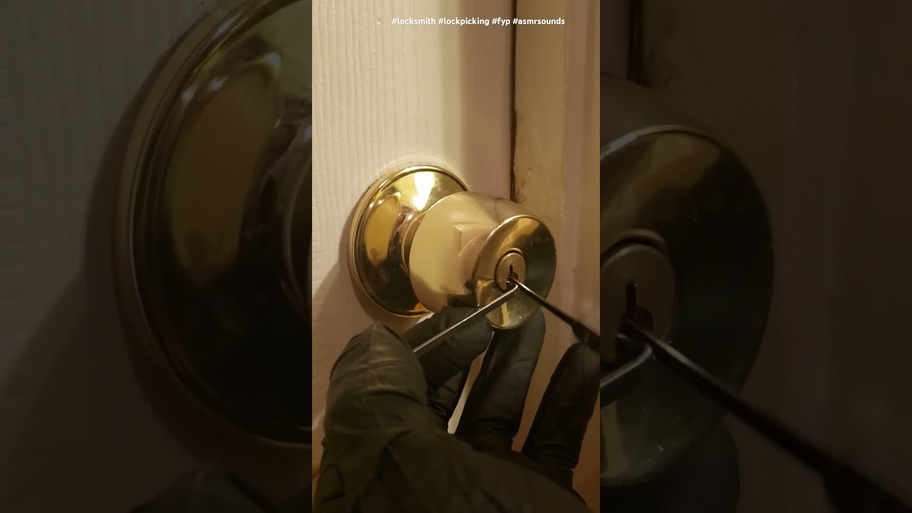 Lock Picking a bedroom door lock open #diy #locksmith #lockrekey #fyp