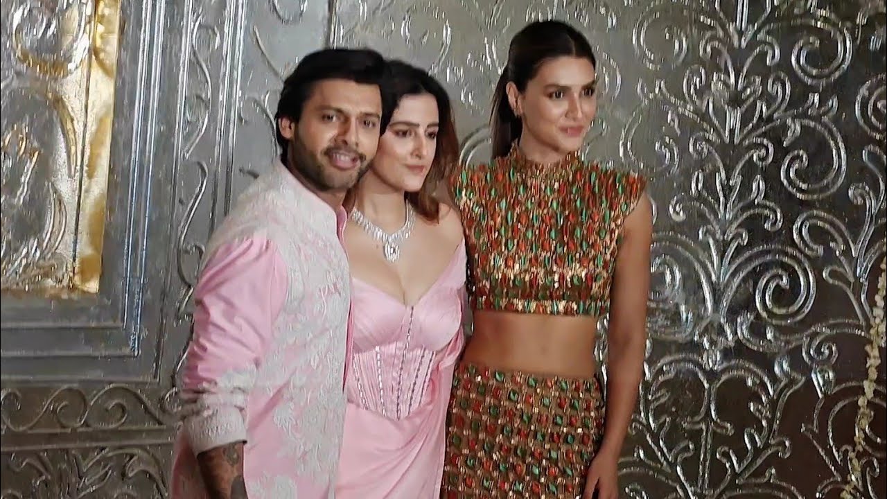 Kriti Sanon With Sister Nupur Sanon and His Bf Stebin Ben At Manish Malhotra's Diwali festival 