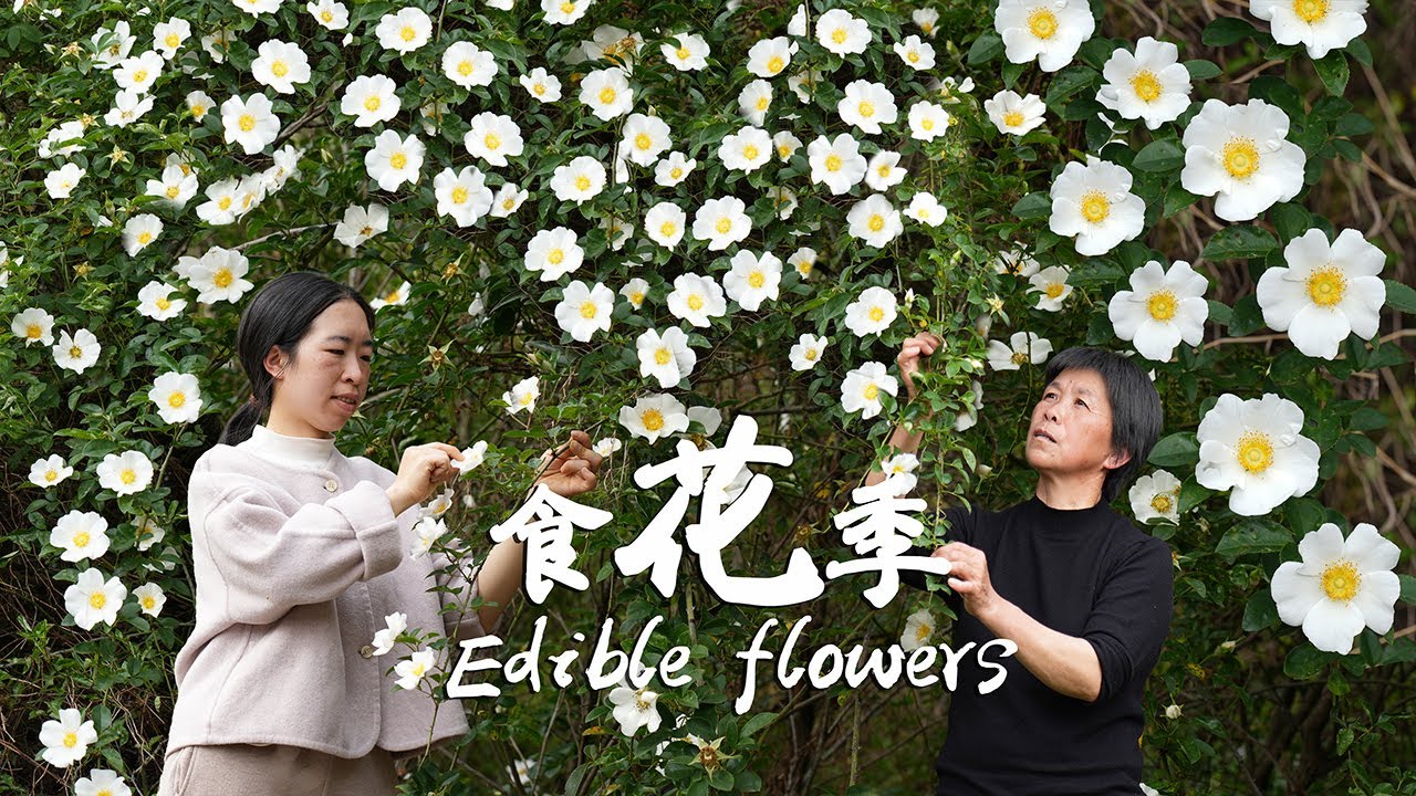 Белые, как снег, золотые и блестящие, запеченные цветочные кексы, жареные цветочные кексы.