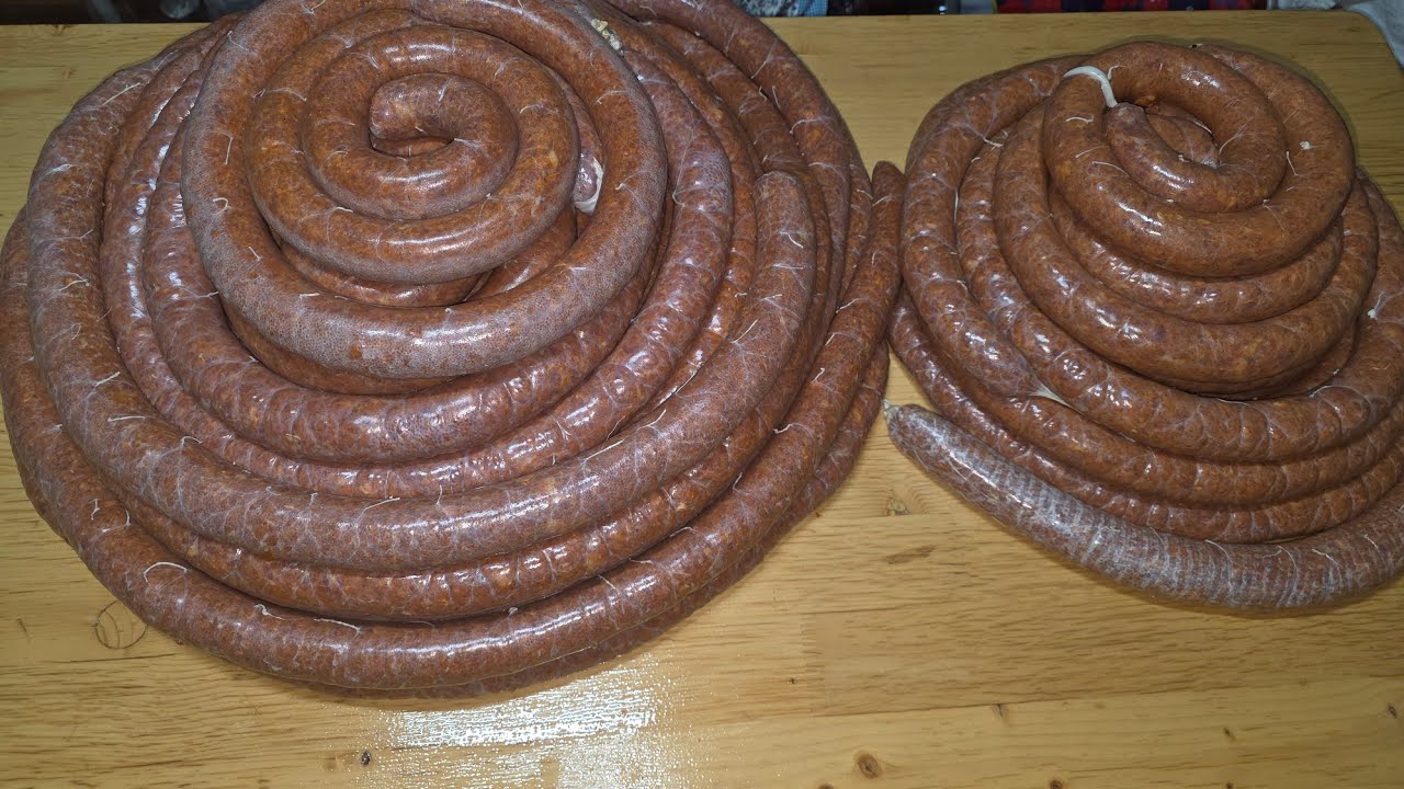 Cârnați de Casă cu Boia Dulce și Iute – Rețetă Tradițională Românească, Ușor de Făcut