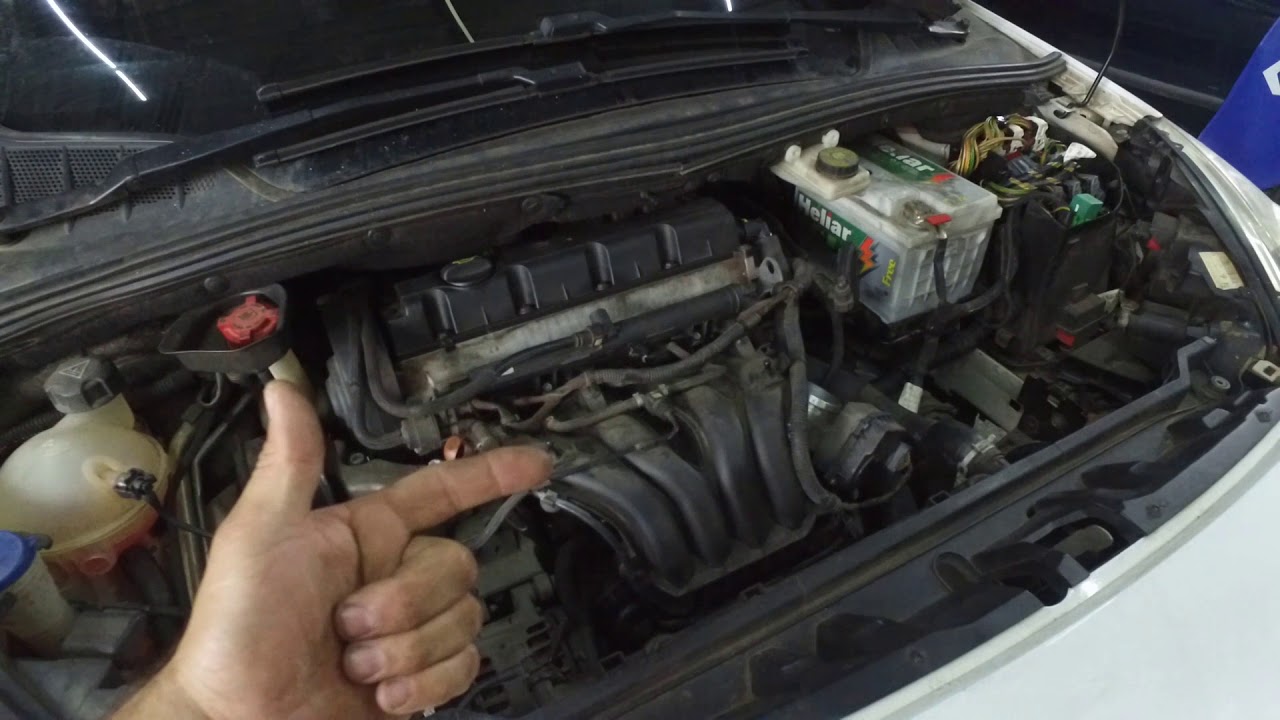 Peugeot 308, diafragma da tampa furado.