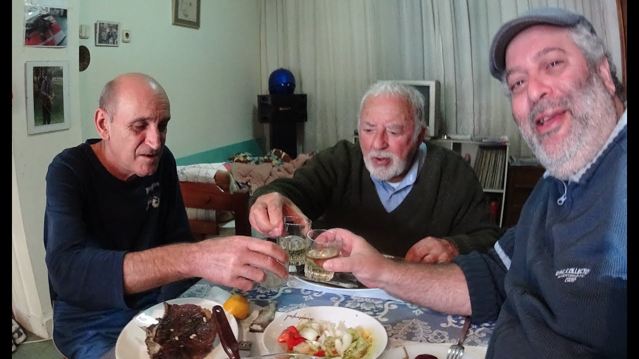 Μπαμπινος Νικολακης και Ροδολφος.Με καφεδακι και τα πρωτα ορεκτικα!