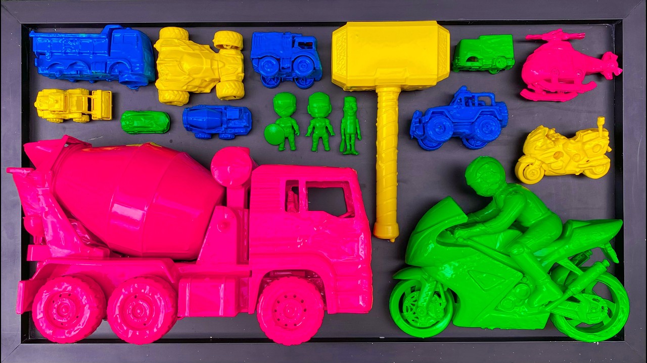membersihkan mainan mobil truk molen, dump truk, mobil balap, motor balap, helikopter, palu thor