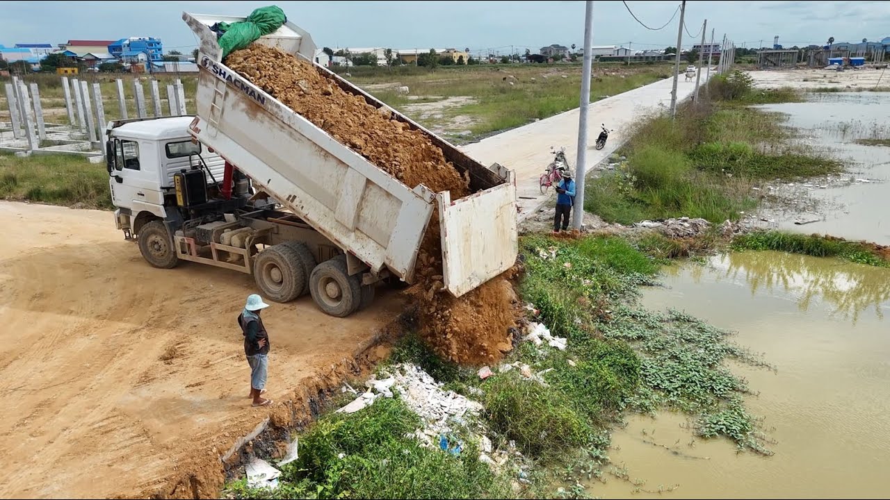 Good Job Starting Project!Ttruck 22-Ton,Bulldozer D31P KOMATSU Push Soil Into Landfill Delete Water