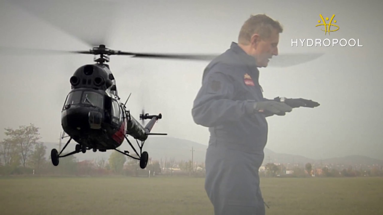&Uacute;sz&oacute;medence beemel&eacute;se helikopterrel
