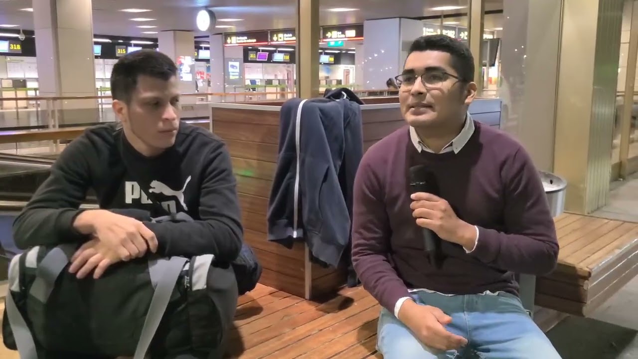 Migrante duerme en baños del aeropuerto en Madrid,  España por esta razón 😥😥