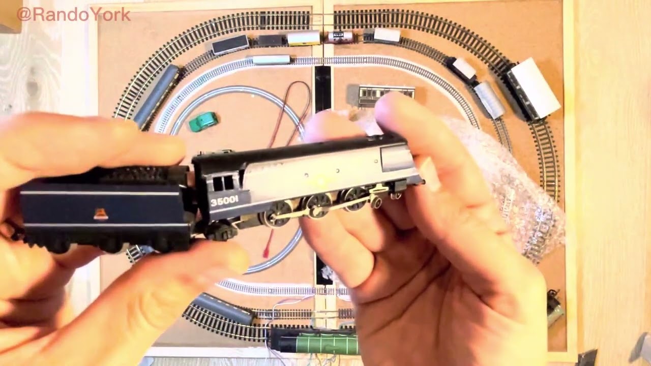 Unboxing mystery joblot of N scale model trains