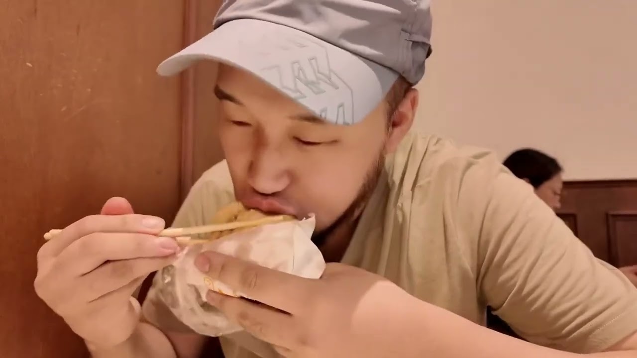 来武汉过早，感受碳水之都的冲击吧！ 热干面！鱼糊粉鸡冠饺！油饼包烧麦等等碳水美食直接香迷糊了！#武汉美食 #热干面 #武汉过早 #省饭课代表 #好好吃饭大赛