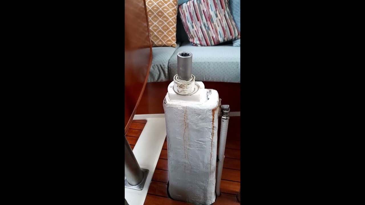 Withdrawing a Beneteau swing keel mechanism