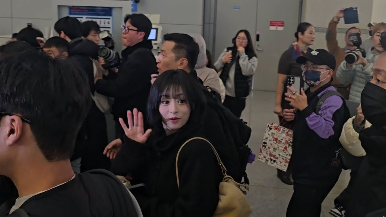 Babymonster Airport Departure Wide Angle 251226