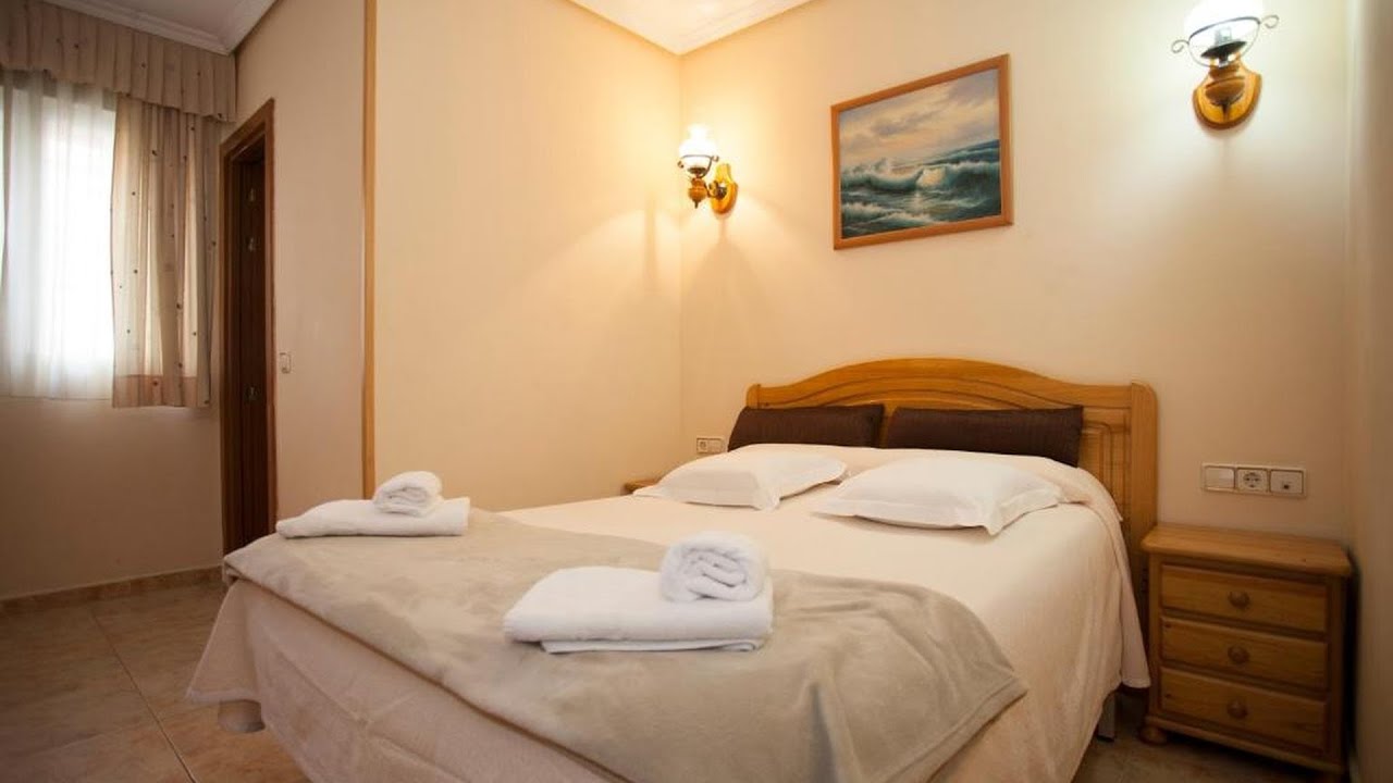 Hospedaje Los Rosales | Madrid, Spain | Hotel Review🏠