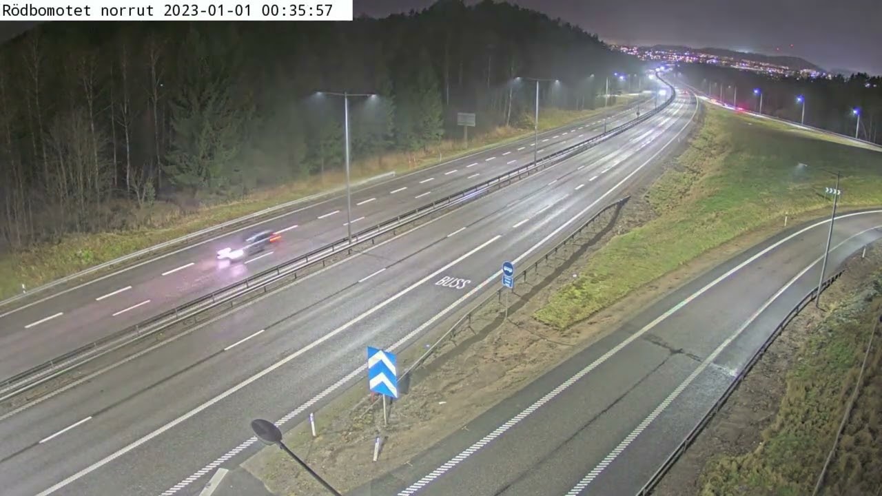 R&ouml;dbomotet norrut trafikkamera timelapse (2022-12-31 17:06 - 2023-01-01 13:50)