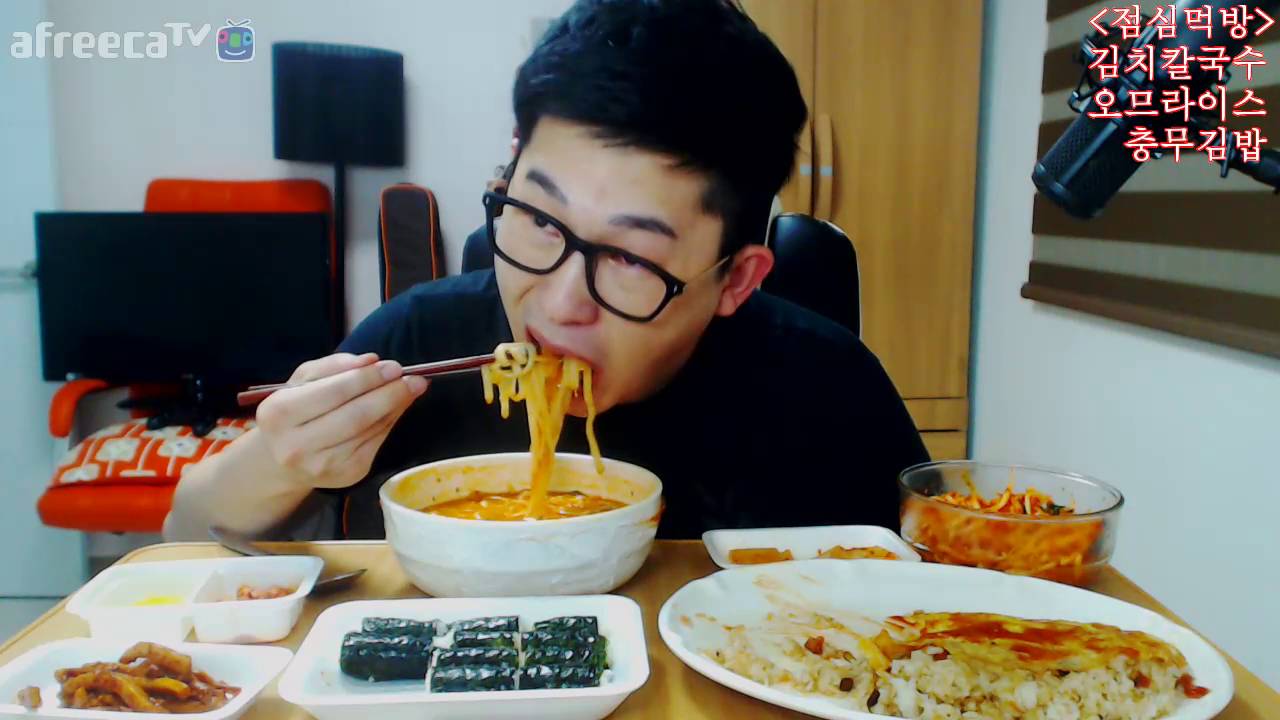 가르마의 점심 김치칼국수+오므라이스+충무김밥 먹방이에요~