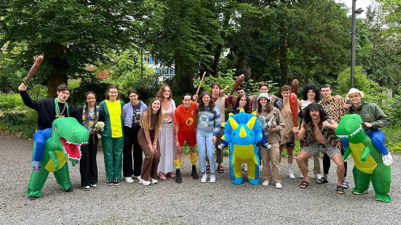 Fussball mit Schwimmerslips und Sackhüpfen als Neandertaler