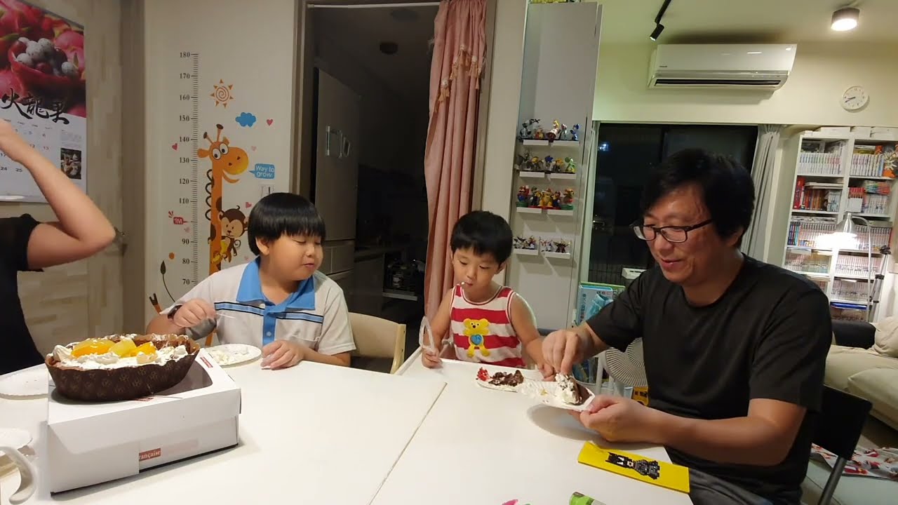 2024全家幫我過生日，臨時去買個小蛋糕，桐用心準備了小禮物｜咚3y4m7d 桐10y1m