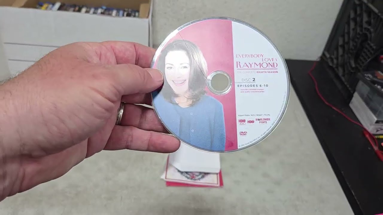 У кого-нибудь есть второй диск с песней Everybody Loves Raymond из 8 сезона?