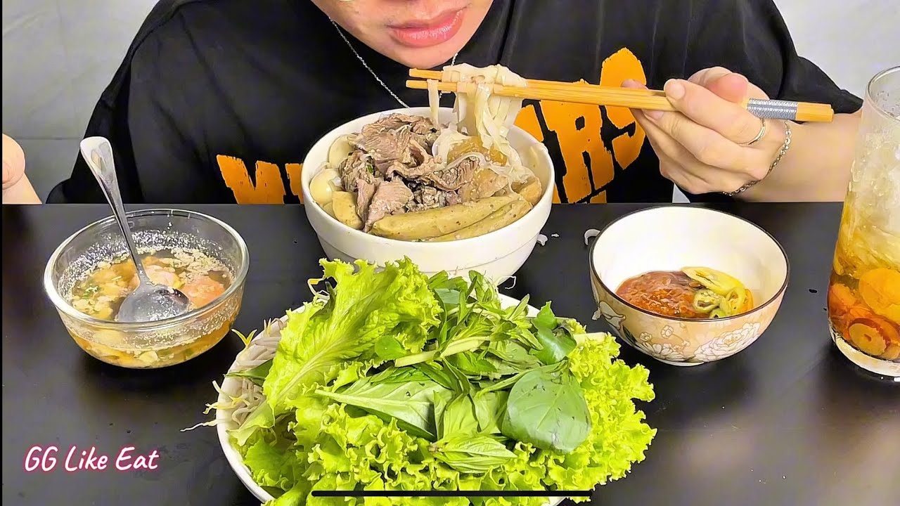 Today I eat Pho stir fried with beef. PHỞ | GG Like Eat