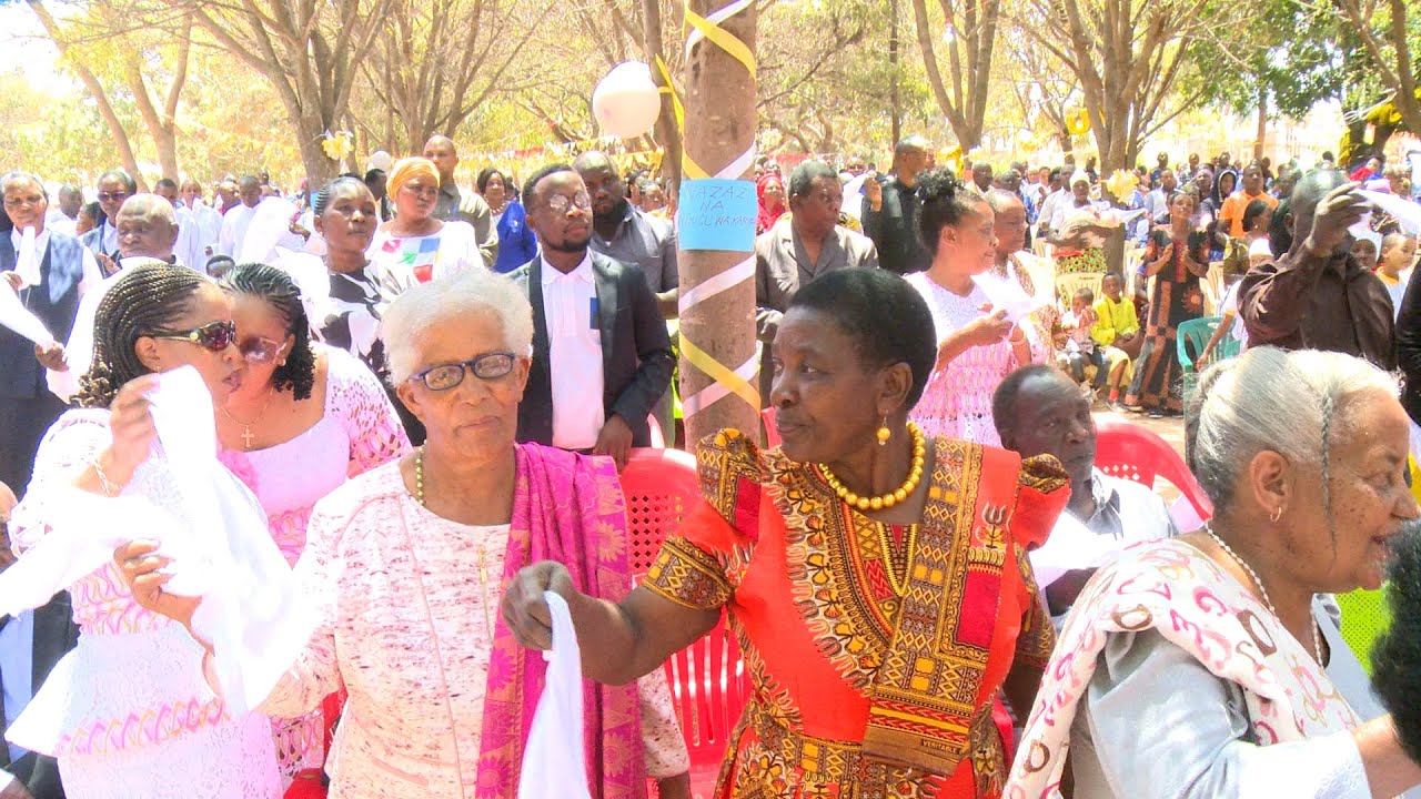 MAMA WA PADRE CHESCO ASHINDWA KUJIZUIA 'VIBES' LATAWALA AKICHEZA WIMBO WA SHUKRANI