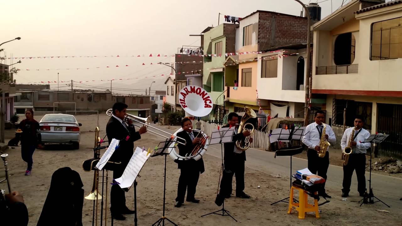 Una hualina con la gran banda Filarmónica Marcahuasi.