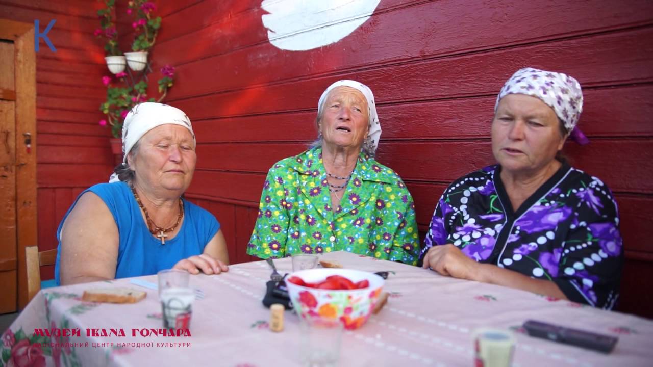 Домініка Чекун співає з сусідками-подругами у селі Старі Коні. (традиційна культура, фольклор)